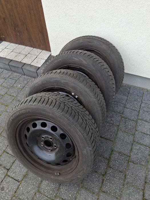 Opony zimowe na felgach stalowych
