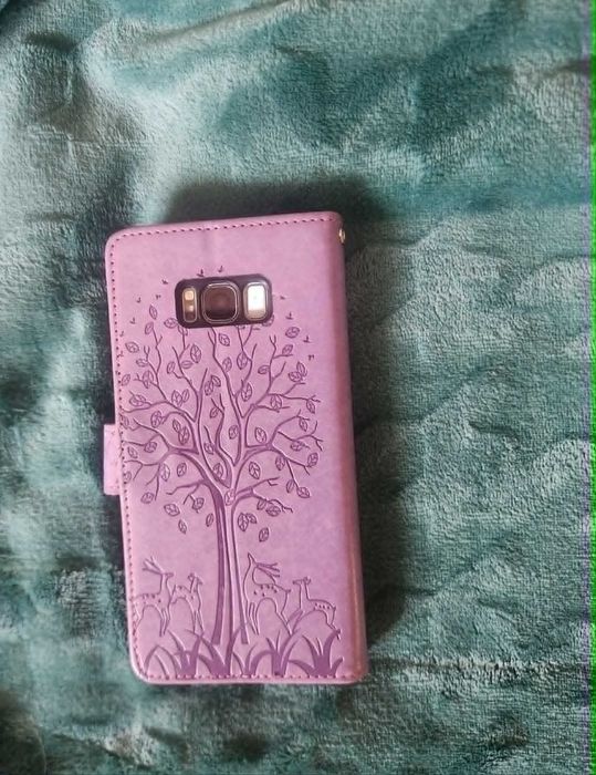 Telemóvel Samsung Galaxy S8+ com capa lilás