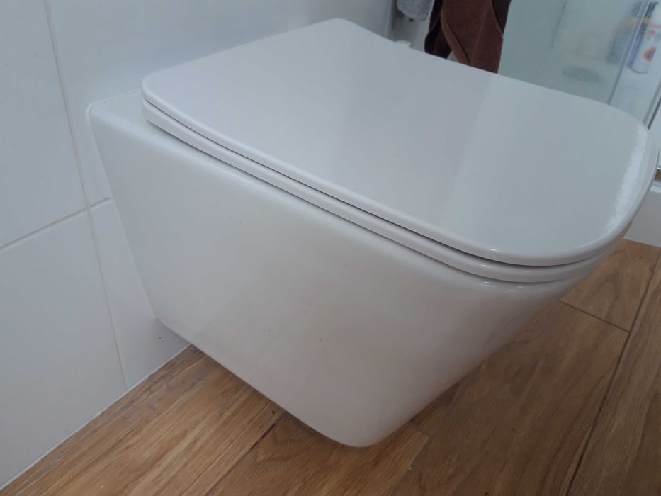 Miska wisząca jak nowa WC Bravia bezkołnierzowa deska wolnoopadająca