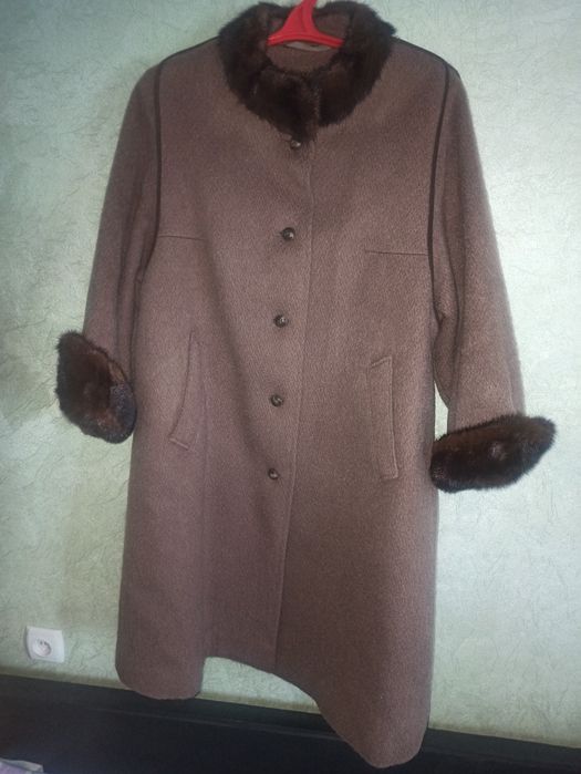 Пальто женское, зимнее.