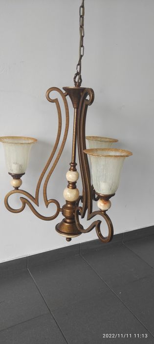 Stary żyrandol wiszący
