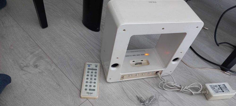 TEAC SR-LUXi Speaker Column for iPhone/iPod with FM Radio64551590934529121