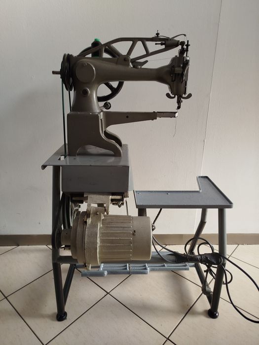 Máquina de cozer em bom estado ; concertos de calçado