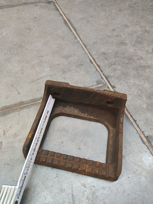 Żeliwny stopień do studzienki