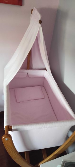 Berço de bebé rosa
