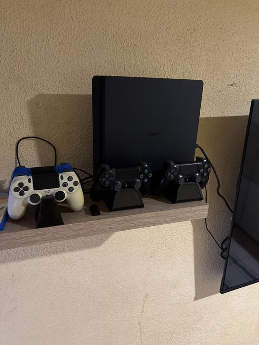 vendo ps4 com 4 comandos 4 jogos e base para carregar comandos