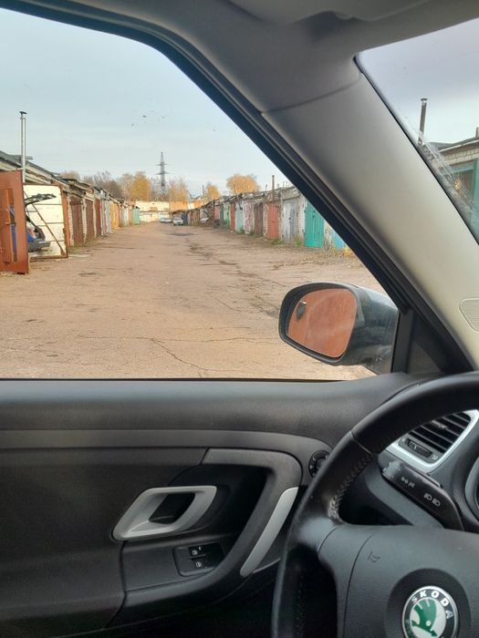 Гараж  Певцы АК 27 кирпичный  угловой состороны под дачами которые  расположены  внизу за заправкой и сто