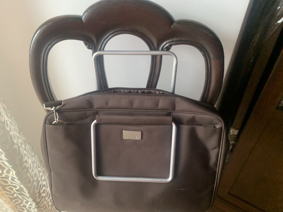 Bolsa documentos ou portátil. com divis e uma  com fecho; marca Avon