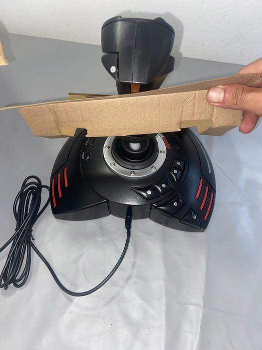 Joystick ThrustMaster NOVO A ESTREAR