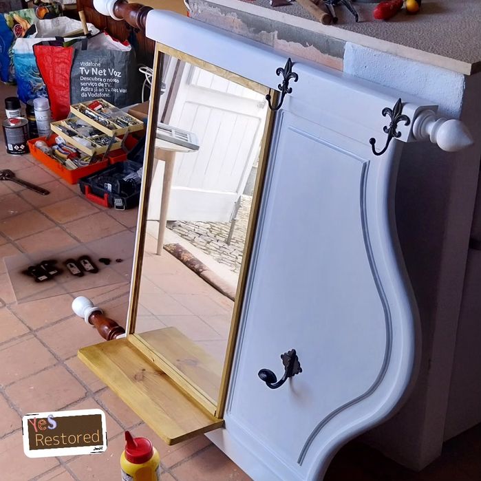 Bengaleiro numa Cabeceira de cama restaurada