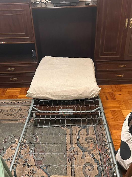 Móvel de Sala em Madeira com Cama Dobrável – Bom Estado