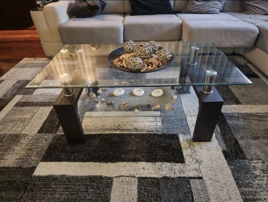 Mesa de centro em vidro com pés em madeira escura - Moderna e elegante