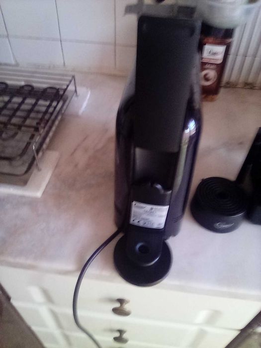 Vendo uma máquina de café com urgência. Vivo em Estarreja. Vendo por apenas 25€. Não é negociável.