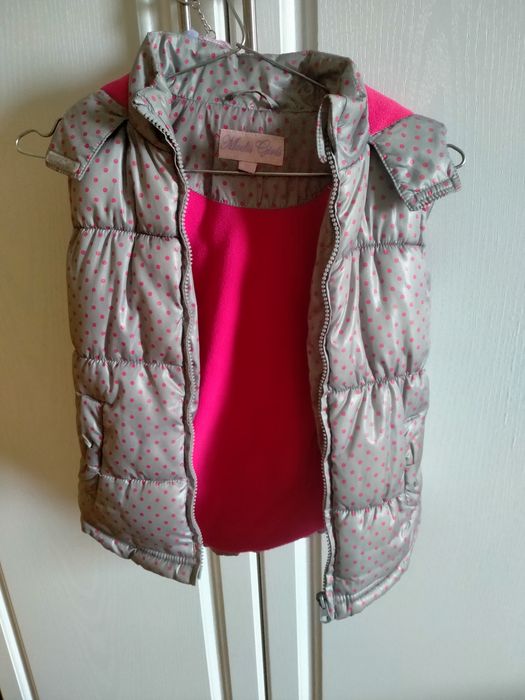 Жилет осенний для девочки с капюшоном