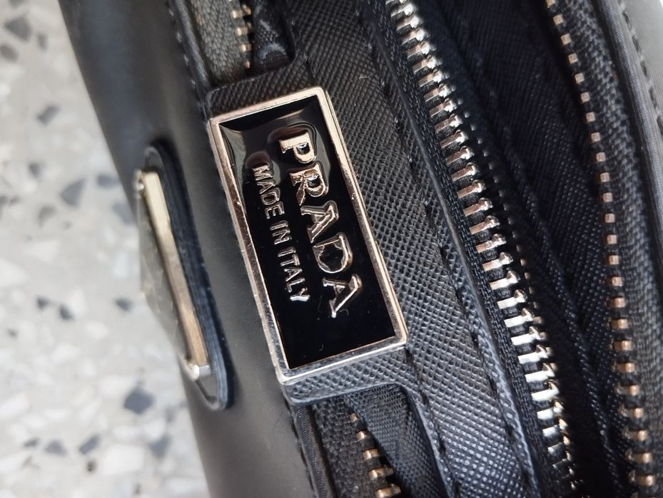 Mała torebka Prada Re - edition 2005
