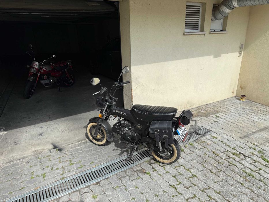 Honda DAX 125 ( réplica ) 1000Km ainda a fazer rodagem , ótima para passeios , condução ótima e muito maneirinha .