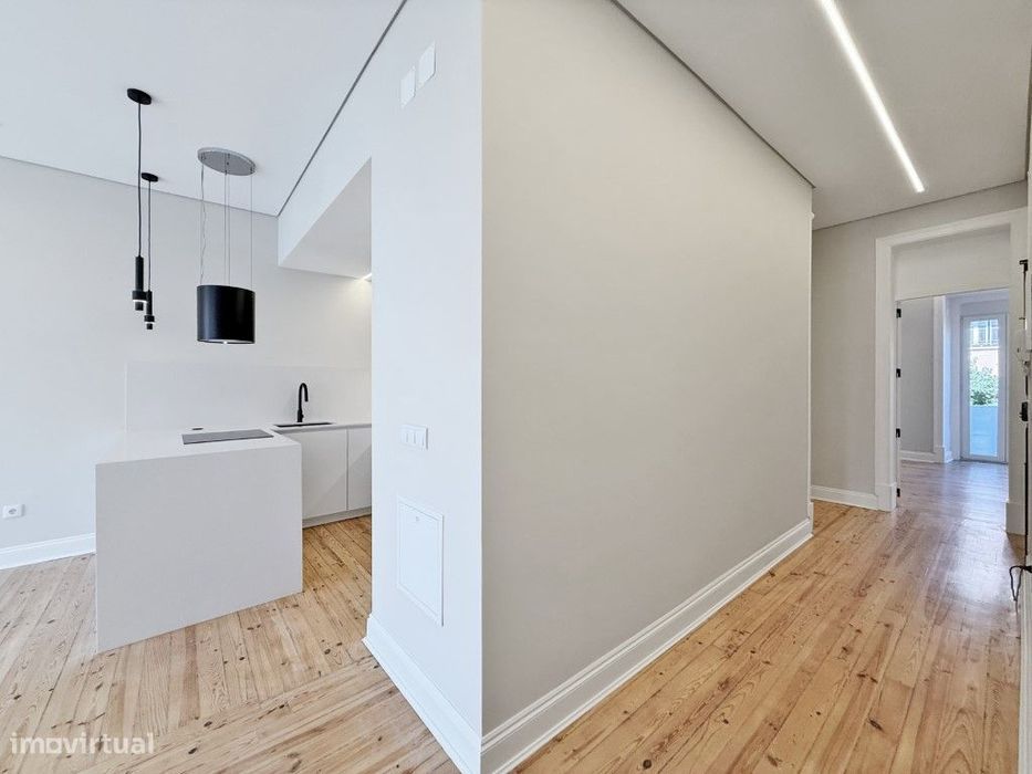 Apartamento T3 Remodelado com 2 Suites, Closet e logradouro na Av. ...