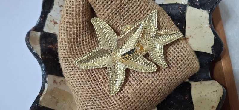 Złota broszka rozgwiazda -letni akcent
