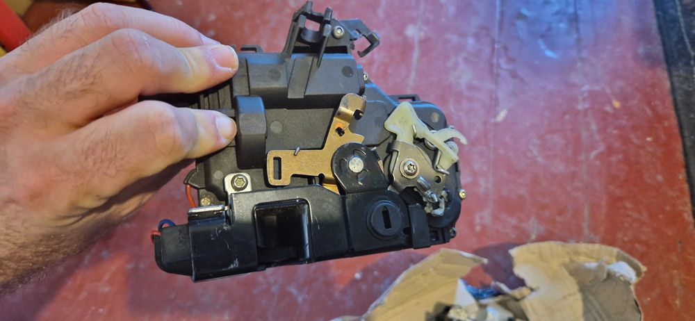 Замок задніх дверей лівий Golf 4, Passat, Bora, Skoda, Seat