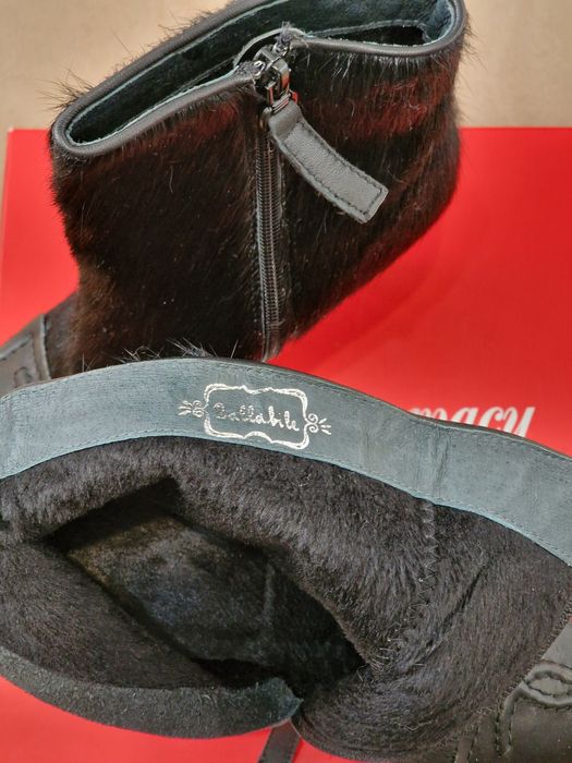 Чорні ботильйони на високих підборах з хутром та декоративною пряжкою