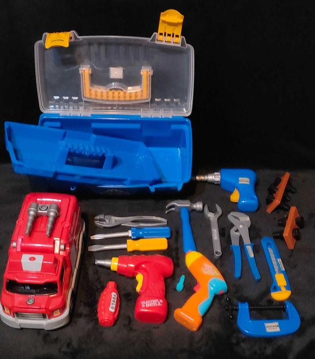 Skrzynka z narzędziami, straż pożarna i samolot do rozkręcania