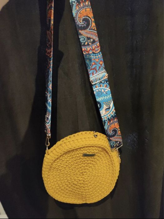 Żółta musztardowa torebka ręcznie robiona na szydełku