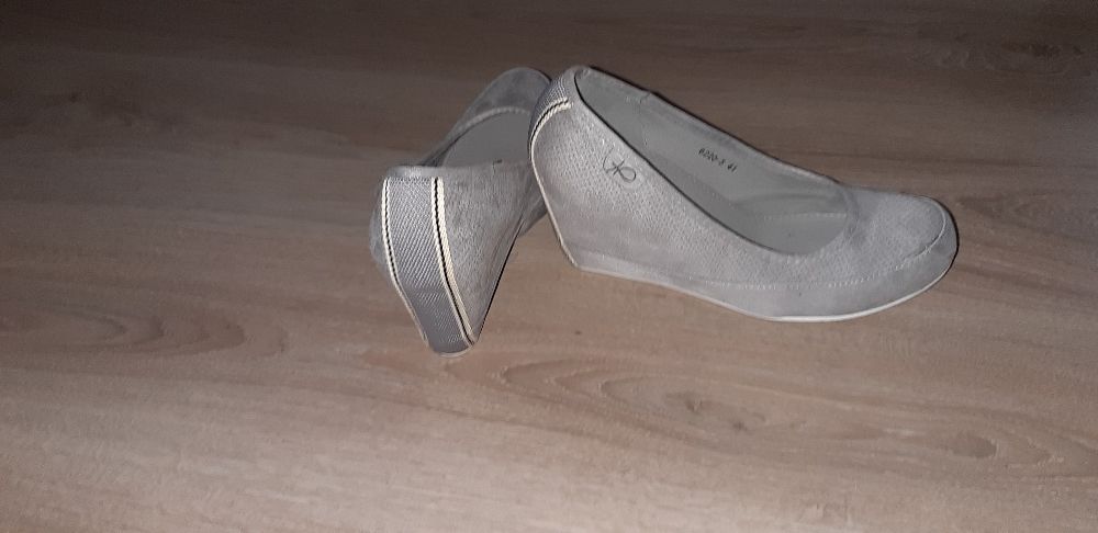 Buty na koturnie.