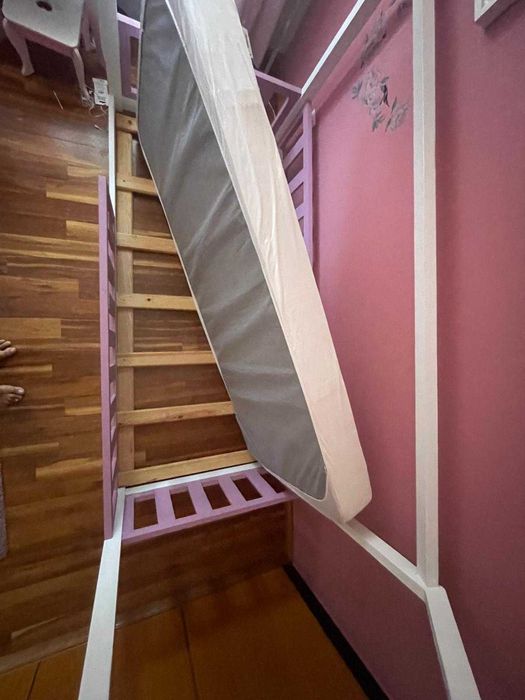 Cama Montessori criança rosa e banca