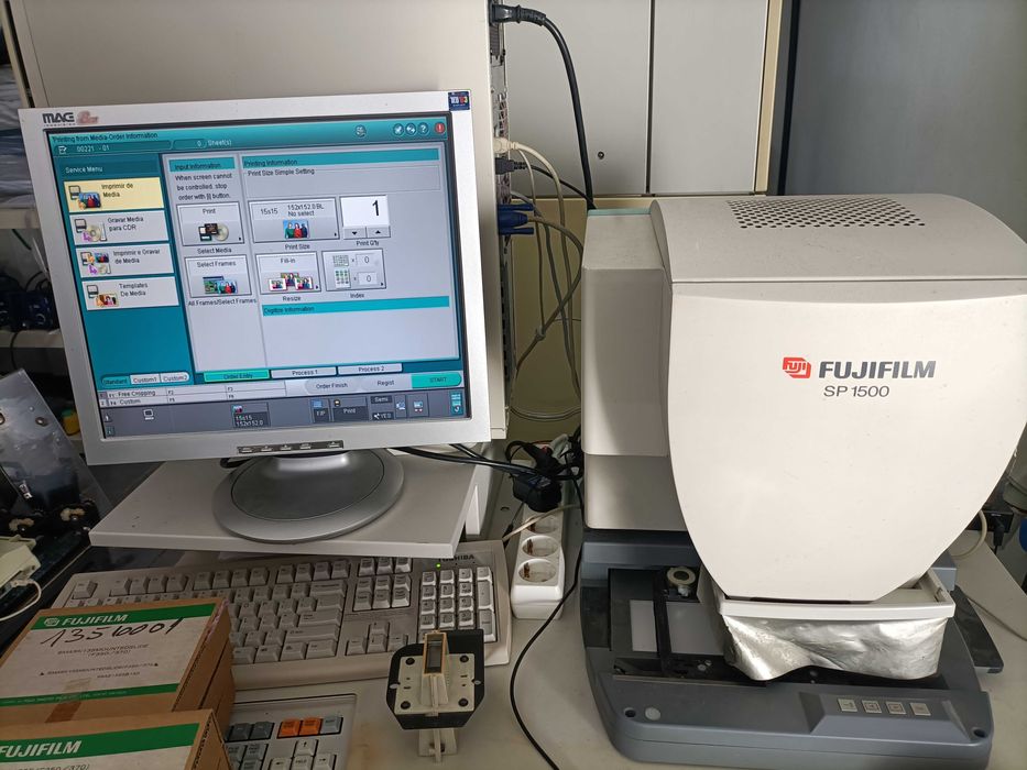 Minilab Fuji Film Frontier 350 + 5 magazines + Scanner + Mascaras