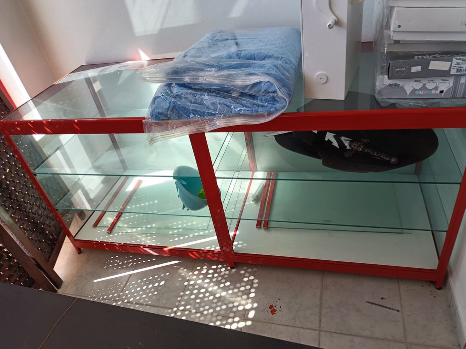 Móvel vitrina vermelho