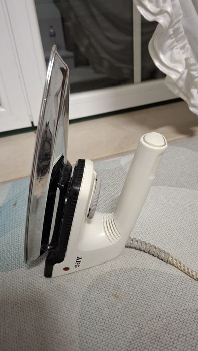 Ferro de engomar AEG