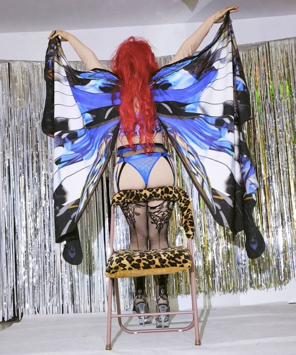 Шоу кукол BadToys, леди Butterfly, красивый номер с элементами стрипа.