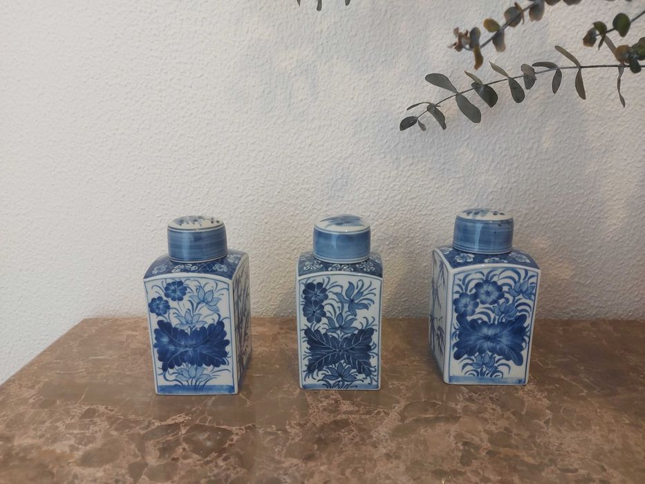 Frasco de porcelana azul e branca