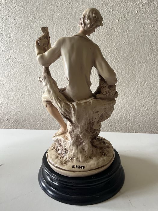 Conjunto duas estatuetas campestres em marfinite