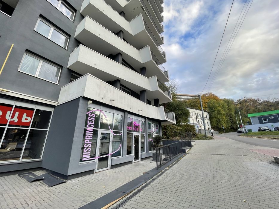 Продаж приміщення з ремонтом та орендарями на вулиці Стуса