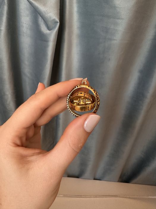 Кулон з рухливими колами, і написами «я тебе кохаю» різними мовами