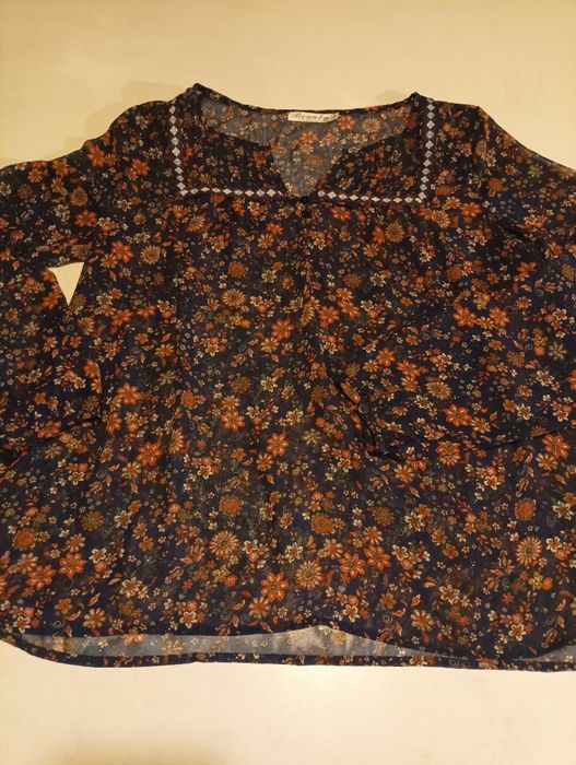 Blusa com estampa de flores em preto e bordeaux,de marca Beauty, tamanho M