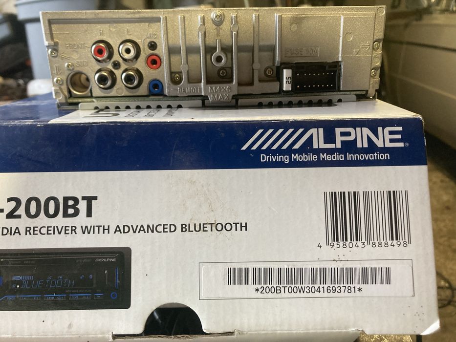 Продам оригінальну магнітолу Alpine UTE-200BT