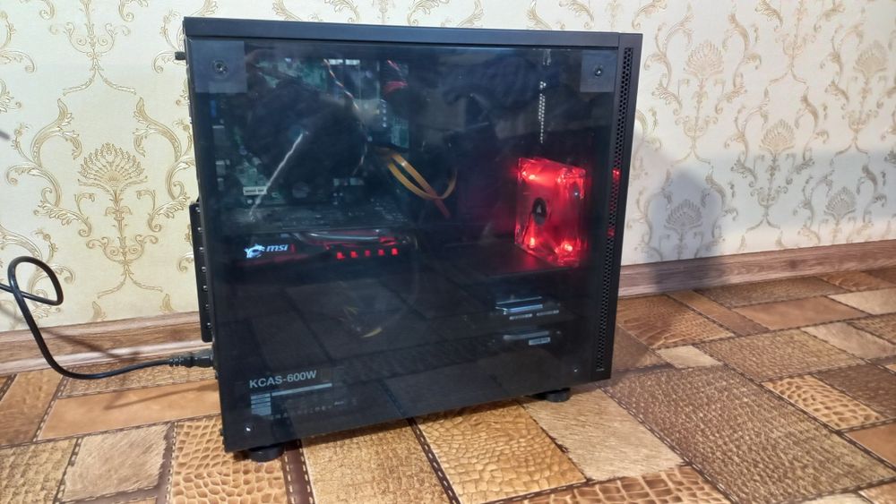 Комп'ютер з усією периферією