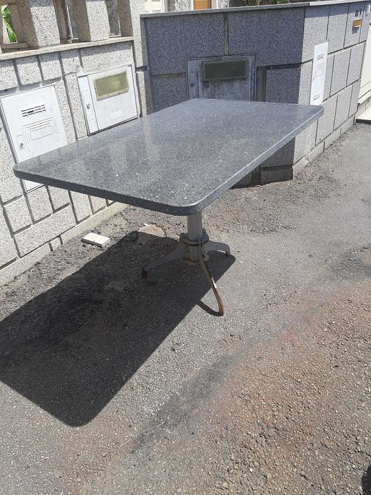 Mesa Em Pedra Polida de Granito