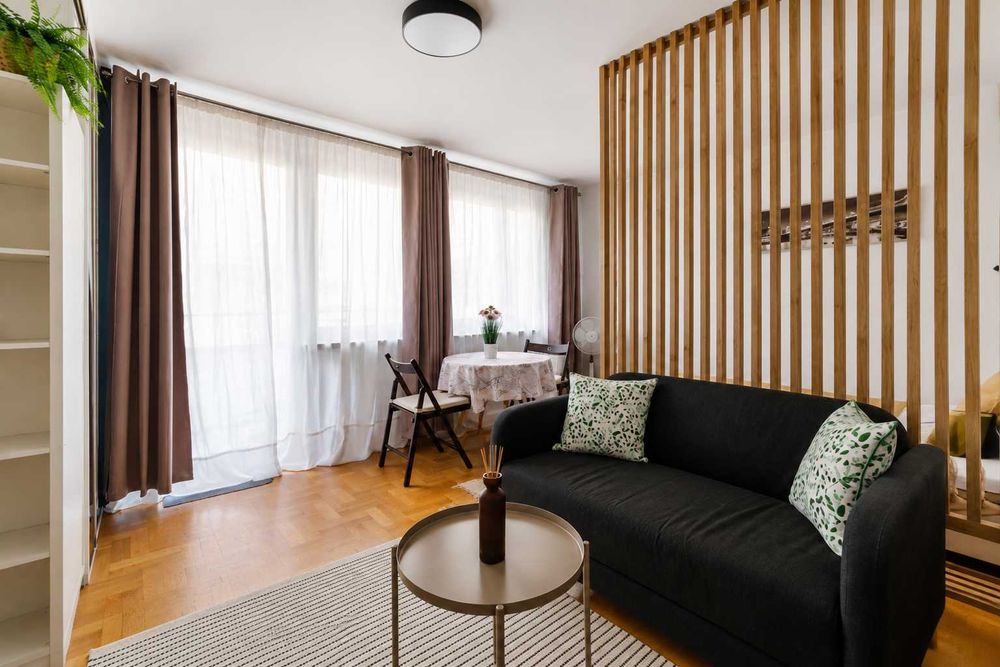 Przytulne studio w centrum Warszawy – świetna komunikacja /Elegant Studio Apartment – Walking Distance to Everywhere