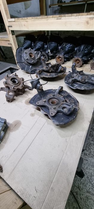 Ступица цапфа поворотный кулак передний Mitsubishi Pajero Wagon 3 4