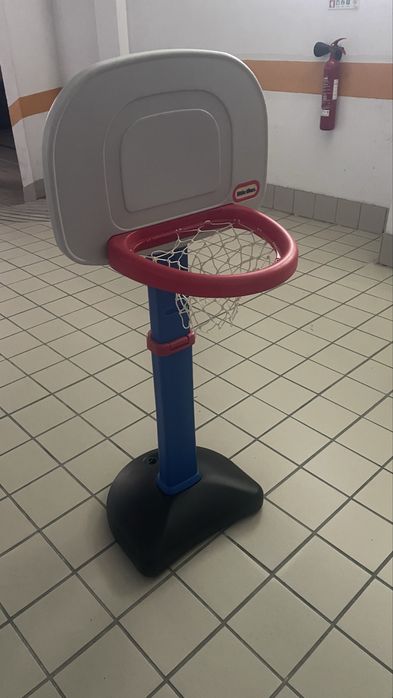 Cesto basquetebol de criança