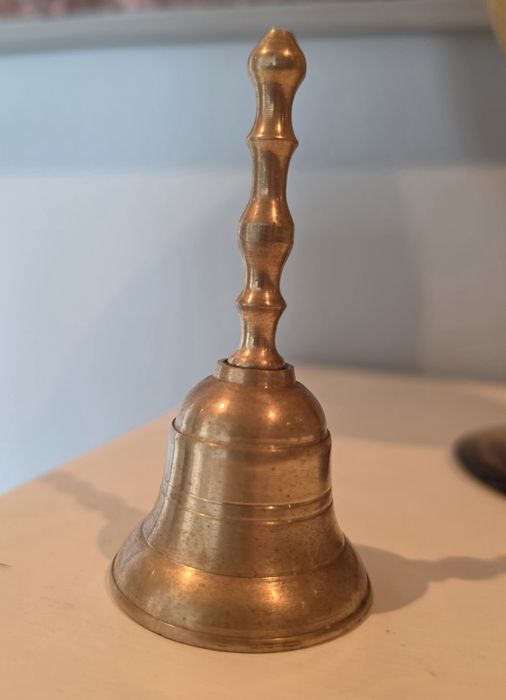 Sineta antiga em latão