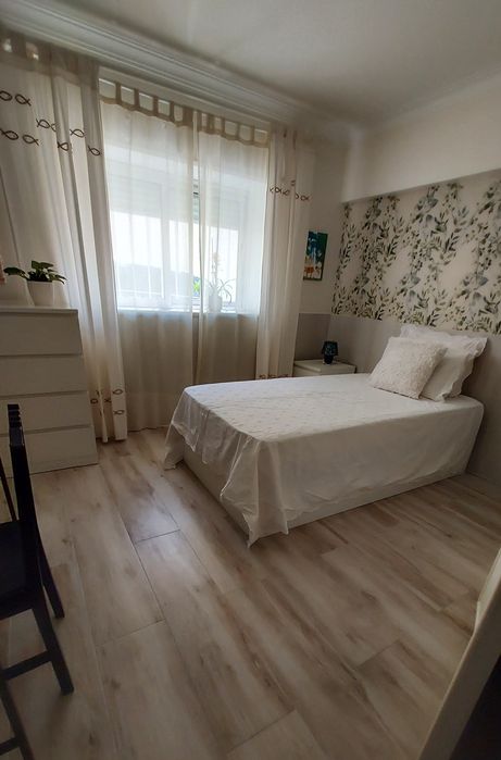 Alugo quarto.Ambiente calmo e acolhedor. À 5' da estação e 8' da praia. Casa tranquila com casa de banho partilhada com 1 pessoa. Despesas incluídas.