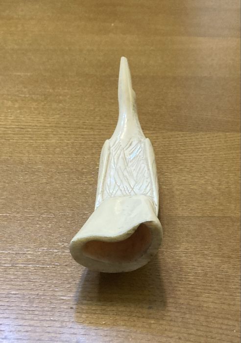 Ave em material nobre