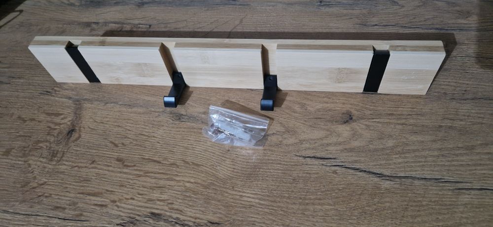 Wieszak ścienny chowany