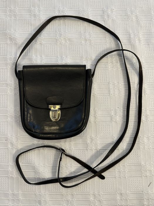 Czarna, mała listonoszka ze skóry naturalnej