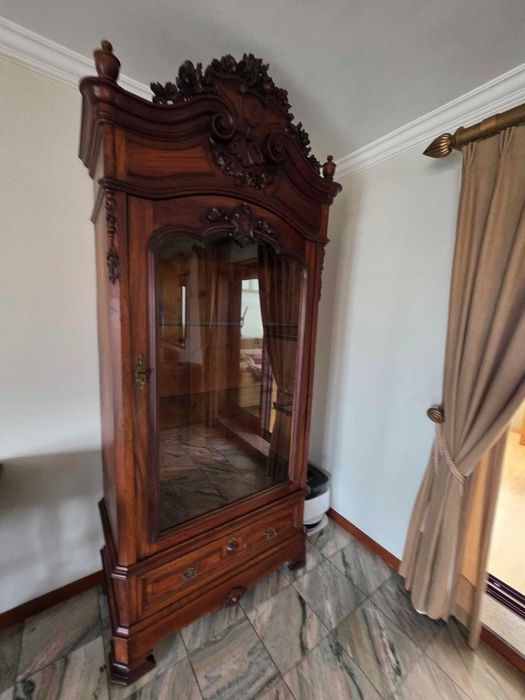 Vitrine em raiz de nogueira