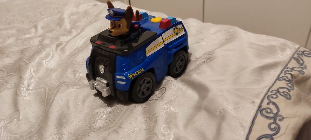 Samochód transformujący Psi patrol plus figurka Chasa.